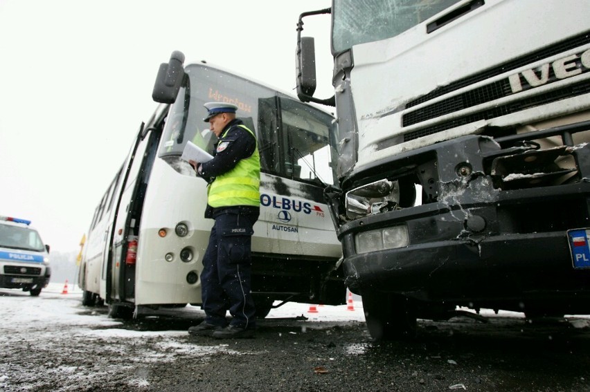 Gniechowice: 3 osoby ranne w zderzeniu autobusu z ciężarówką na drodze nr 35 (ZDJĘCIA)