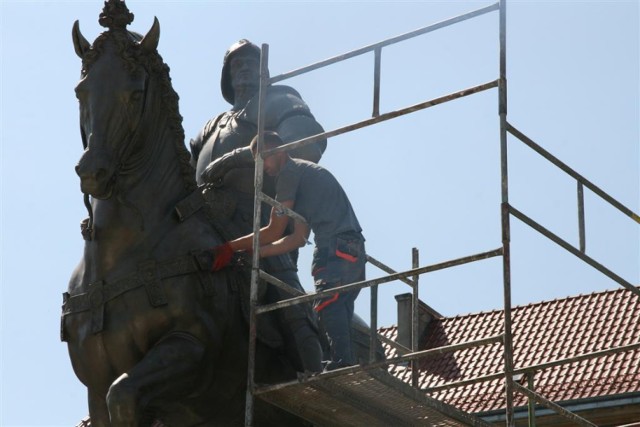 Rozpoczęła się naprawa uszkodzonego pomnika Bartolomeo ...