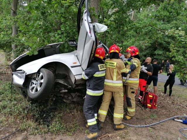 W Okoninie BMW wypadło z drogi, zjechało na pobocze i uderzyło w drzewo. 35-letni kierowca jechał sam, po wypadku znajdował się na wysokości około 1,5 m, był bardzo trudny dostęp do niego, został poważnie ranny