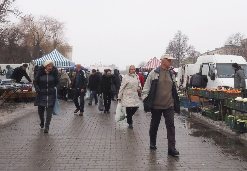 Przedświąteczne zakupy na targowisku Korej w czwartek 22...