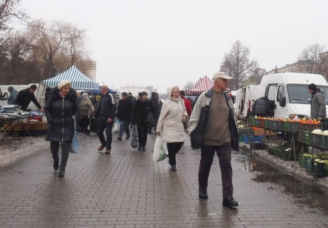 Przedświąteczne zakupy na targowisku Korej w czwartek 22 grudnia. Jest tam zawsze duży wybór świeżych produktów a i ceny zachęcają do zakupów. Jak zwykle dużym powodzeniem cieszyły się warzywa i owoce. Sprawdziliśmy ceny.