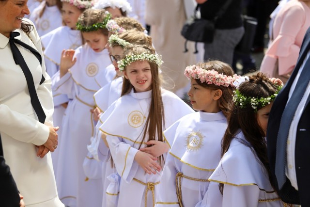 W sobotę 20 maja odbyła się również Pierwsza Komunia dzieci z parafii pw. św. Antoniego na Wrzosach. Przy wspaniałej pogodzie dzieci mogły przystąpić do tego ważnego dla nich wydarzenia. Na miejscu była nasza fotoreporterka.