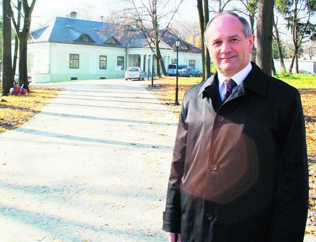 Ryszard Januszek z dumą prezentuje odnowiony dwór i park
