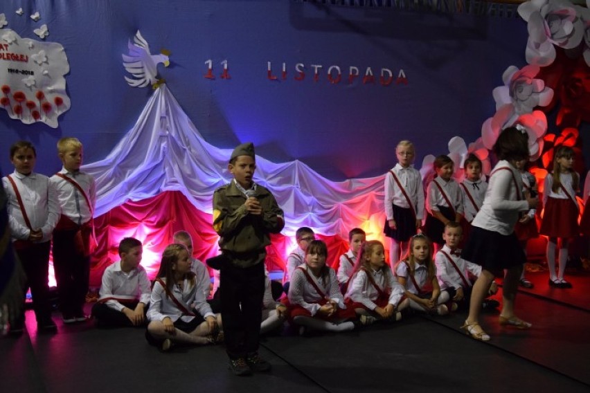 Pruszcz Gdański: Uczniowie klas trzecich SP nr 3 tańczą i śpiewając przedstawili drogę do odzyskania niepodległości [ZDJĘCIA, WIDEO]