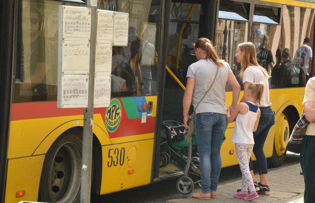 Nie mają łatwo matki z wózkami w autobusach MPK, nie zawsze ustępuje się im miejsca.