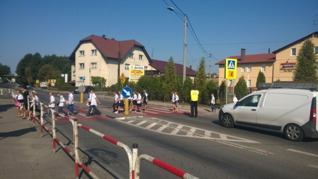 Strażnicy czuwają nad bezpieczeństwem najmłodszych uczniów