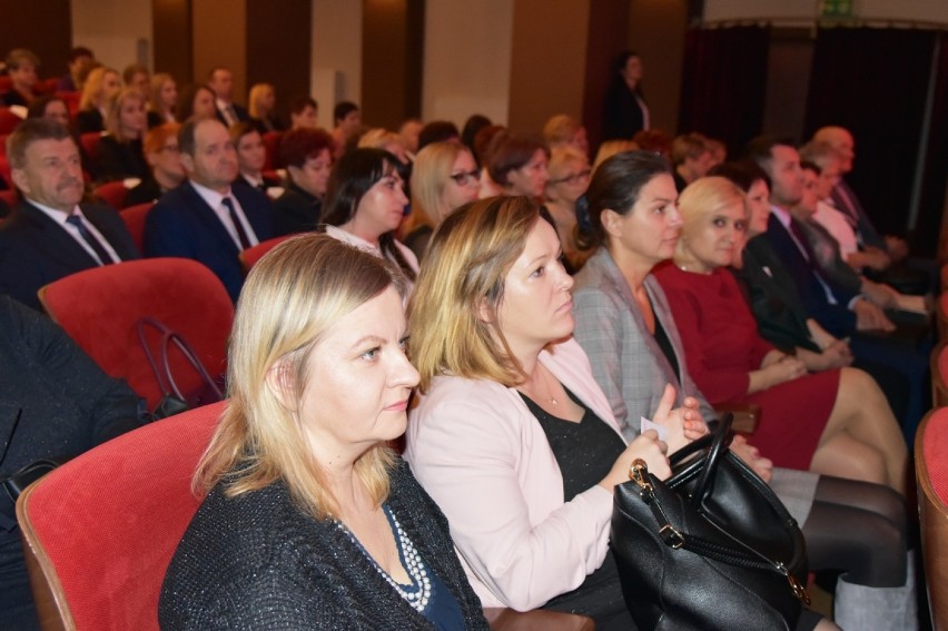 Janów Lubelski. 43 osoby otrzymały medale i wyróżnienia podczas konferencji "100.lecie polityki społecznej w powiecie janowskim" (ZDJĘCIA)