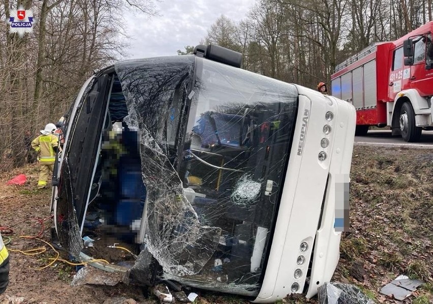 W Łopienniku Podleśnym autokar zjechał do rowu i przewrócił...