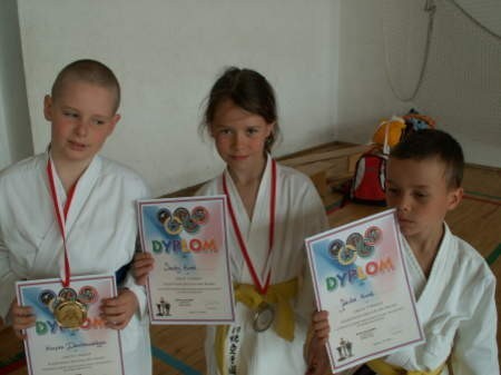 Kościerscy karatecy wrócili z medalami i dyplomami. Od lewej Kacper Dawidowski, Sandra Kurek i Jakub Kurek.
