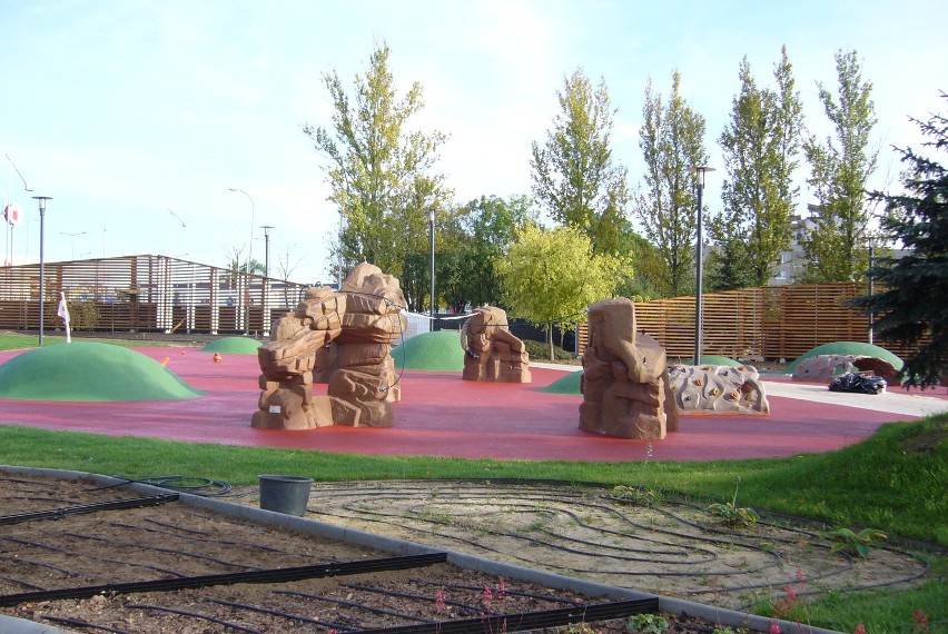 Polkowicki park zmienia oblicze (zdjęcia)