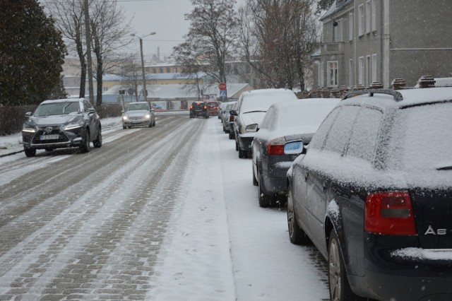 Tak przed 14.00 wyglądała ul. Pokoju w Żarach. Mokry i marznący śnieg to koszmar, zwłaszcza na kostce brukowej.