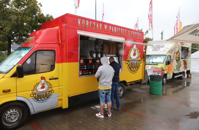 Przy centrum handlowym M1 w Radomiu trwa zlot food trucków. Pojawiło się dziesięciu wystawców.