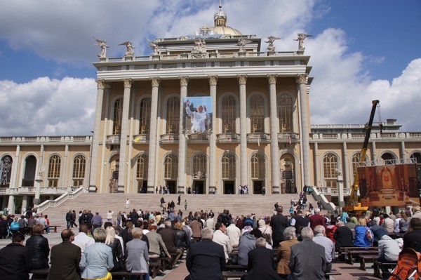 Pielgrzymi oglądali beatyfikację Jana Pawła II na wielkich telebimach