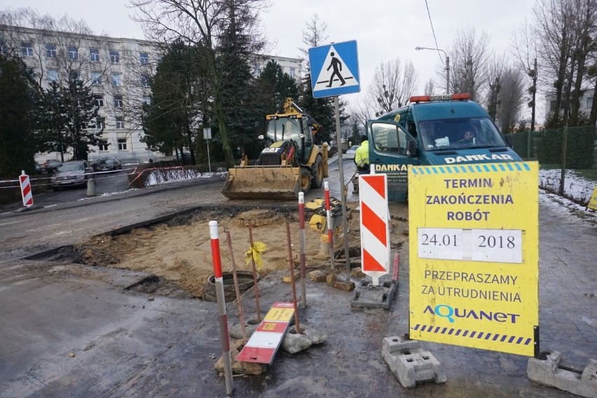 Poznań: Ulica Krańcowa nieprzejezdna. Pękła rura [ZDJĘCIA]