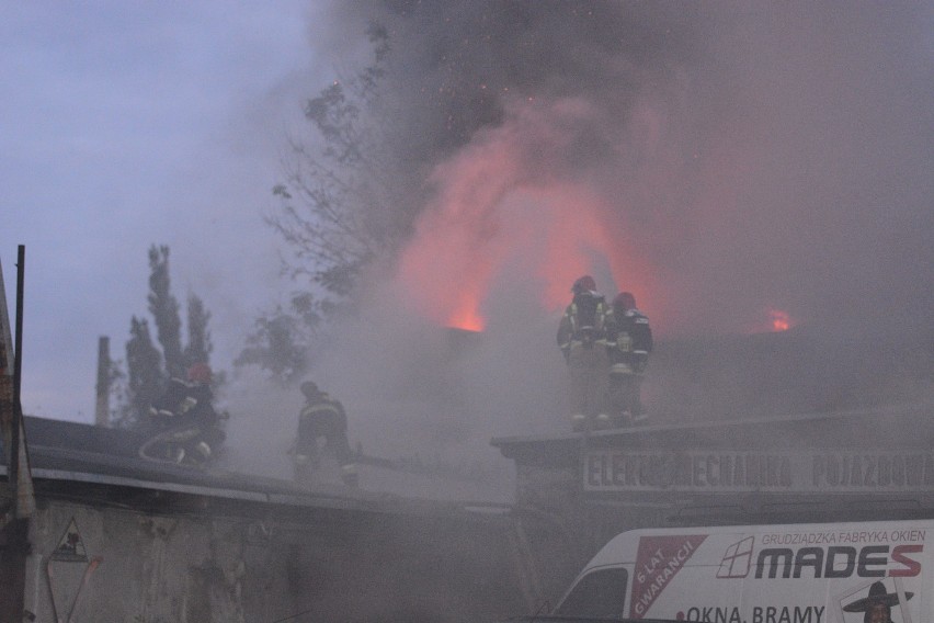 Dwa pożary na terenie warsztatu przy ul. Kwiatowej w Grudziądzu. To mogły być podpalenia [wideo, zdjęcia]