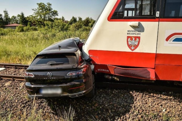 Jedna osoba nie żyje, a druga jest ranna po zderzeniu volkswagena z szynobusem w Krzycku Wielkim. Osobówka wjechała na niestrzeżony przejazd kolejowy. Lekko ranni zostali też pasażerowie pociągu. Jechało nim ponad 60 osób.

Kolejne zdjęcie --->