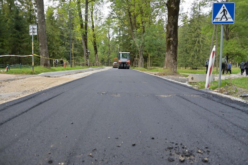 Nowy asfalt na drodze do Kuźnic w Zakopanem