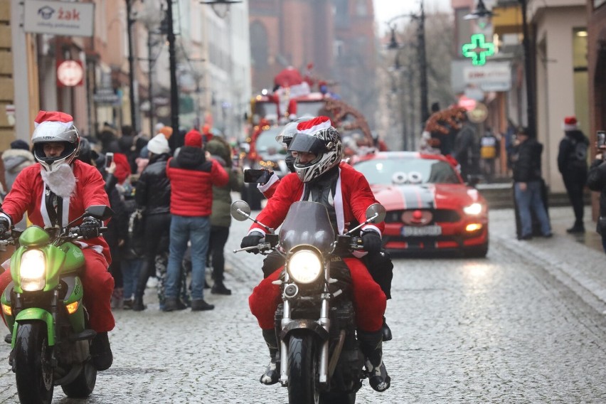 Zmotoryzowani Mikołaje pojawili się w Legnicy, rozdali dzieciom ponad 1000 paczek