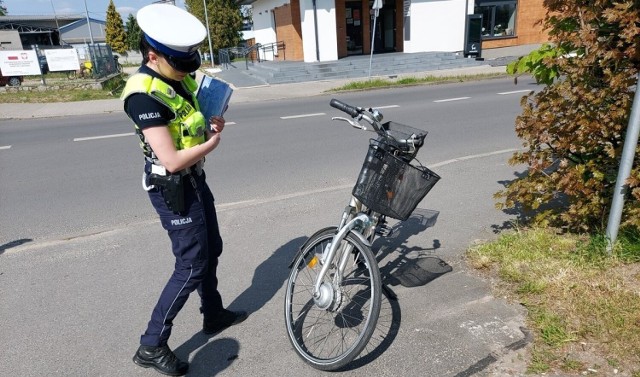 Wieruszowscy policjanci pod nadzorem Prokuratury Rejonowej w Wieluniu wyjaśniają okoliczności potrącenia rowerzystki, do którego doszło 10 maja na ulicy Kępińskiej w Wieruszowie