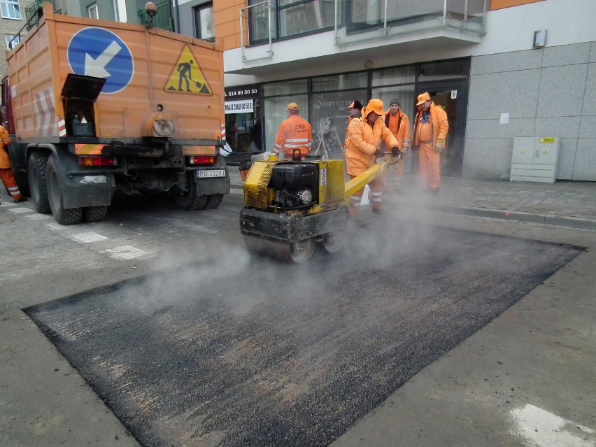 ZDM Poznań: Drogowcy łatają dziury w jezdni [ZDJĘCIA]