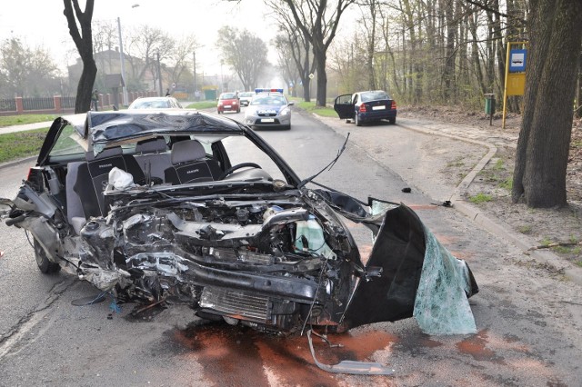 W piątek o godzinie 4 rano służby ratownicze zostały zawiadomione o wypadku na ul. Hrubieszowskiej w Chełmie. Osobowy seat uderzył w drzewo, by udzielić pomocy 18-letniemu kierowcy strażacy musieli rozcinać auto.