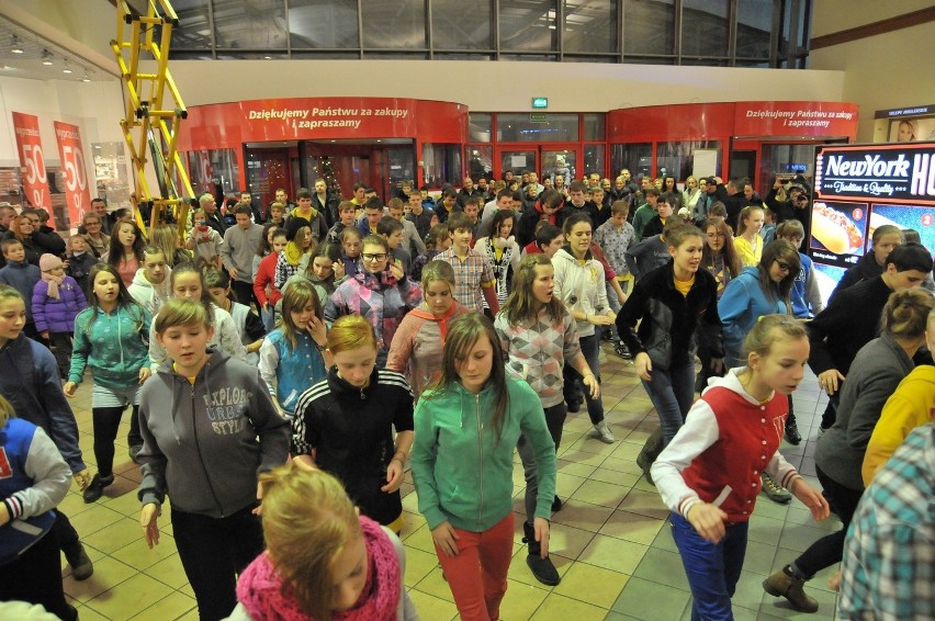 Szkoła sportowa z Mysłowic tańczyła w Realu. Zobacz świąteczno-noworocznego flash moba