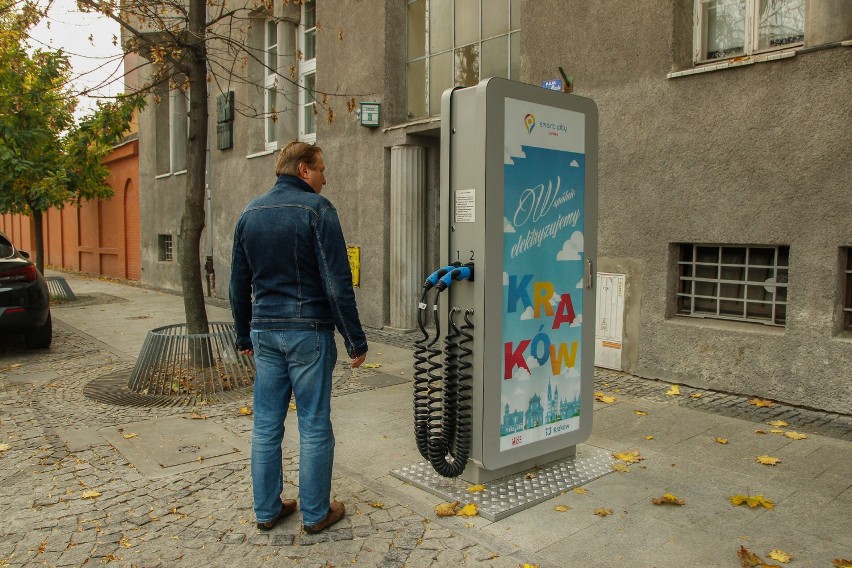 Kraków. Z opóźnieniem pojawiła się pierwsza stacja dla aut na prąd 