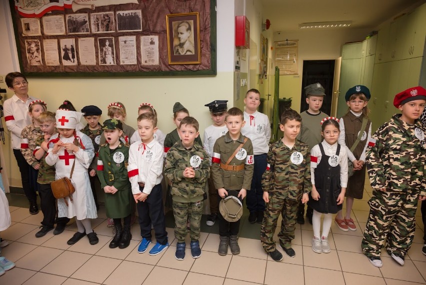 Wyjątkowe obchody Dnia Pamięci Żołnierzy Wyklętych w Wierzchosławicach. Żywa lekcja historii dla uczniów na polanie i bieg "Wilczym Tropem"
