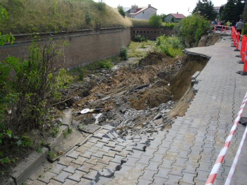 Gdańsk. Zapadła się część ulicy Kolonia Anielinki w Gdańsku [ZDJĘCIA, WAŻNE INFORMACJE]