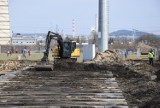 Stadion Raków Częstochowa diametralnie się zmieni. Wylano już fundamenty trybun i postawiono pierwsze elementy zadaszenia.