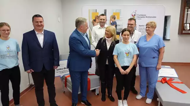Teresa Dróżdż, franczyzobiorczyni McDonald’s, podarowała szpitalowi w Brodnicy 10 łóżek dla rodziców.
