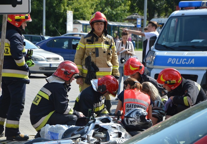 Wypadek w Łowiczu. 18-letnia motocyklistka zderzyła się z kierowcą BMW na ul. Starorzecze [ZDJĘCIA]