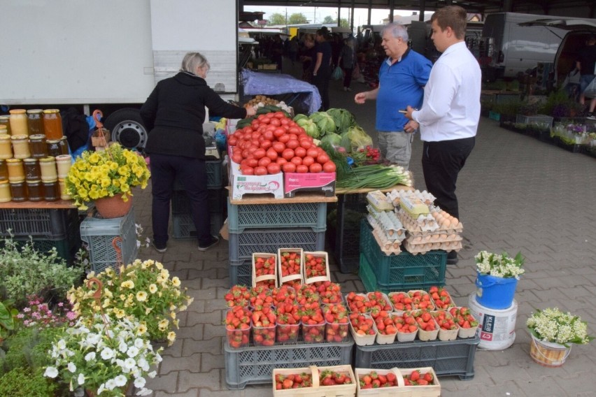 Tłum kupujących na targu w Ostrowcu. Za czym największe kolejki? Zobacz zdjęcia