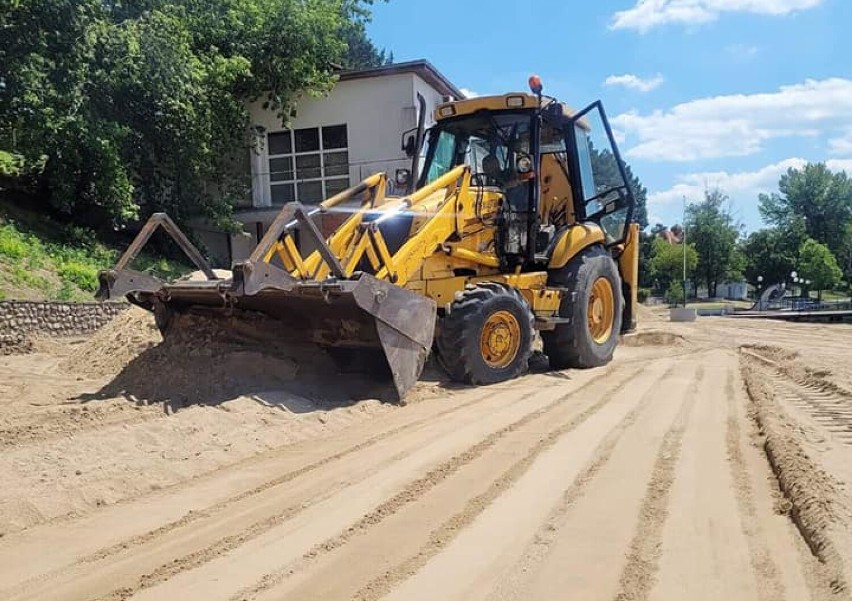 Trwają prace na plaży miejskiej w Wągrowcu. Ratownicy pojawią się tam już w sobotę! 