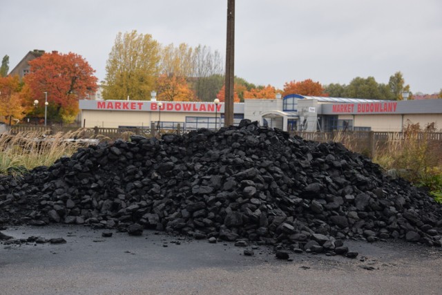 Węgiel na składzie opału w Szczecinku jest, na razie...