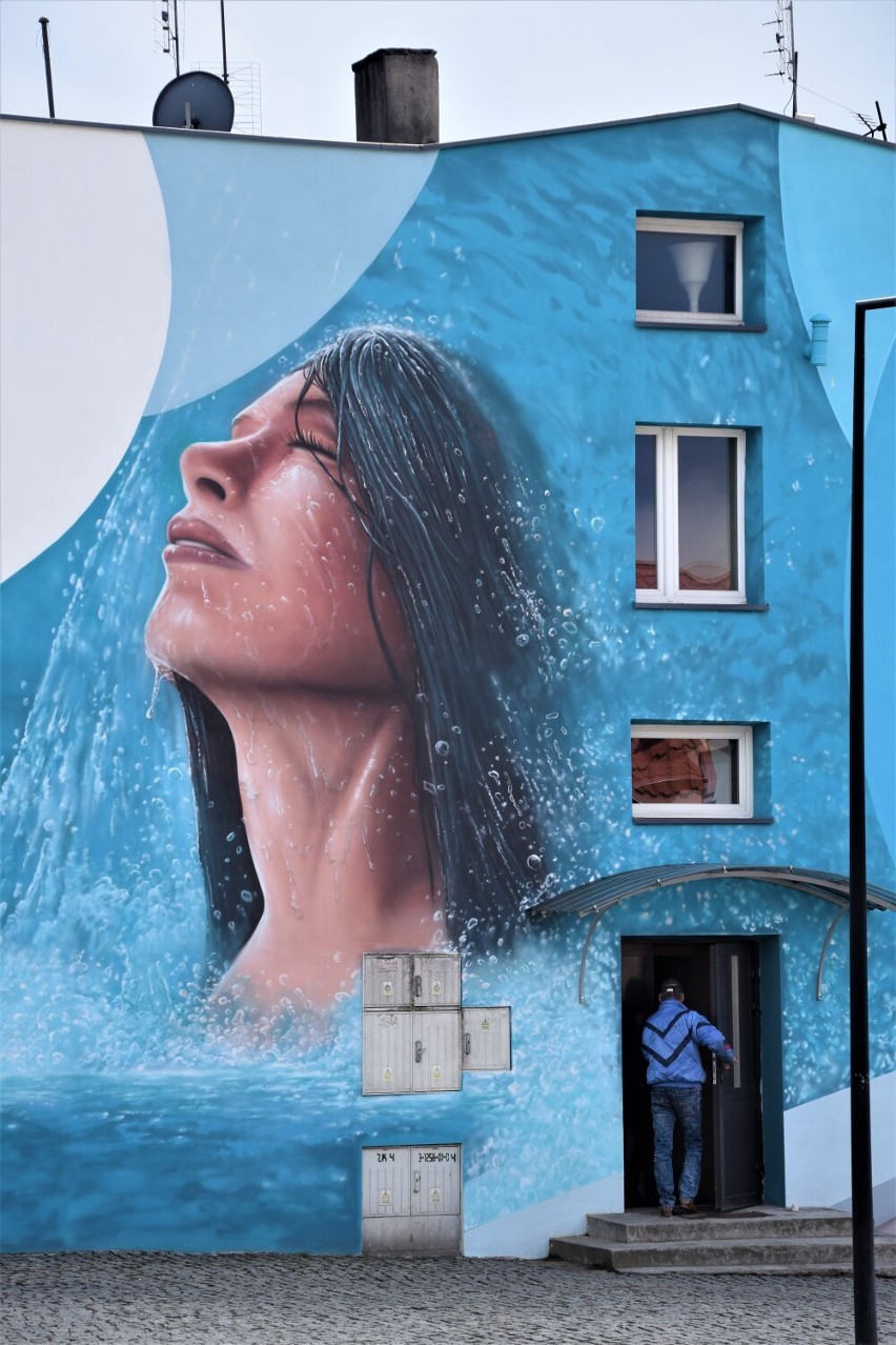 Mural poświęcony Termom Poddębice ozdobił centrum miasta ZDJĘCIA