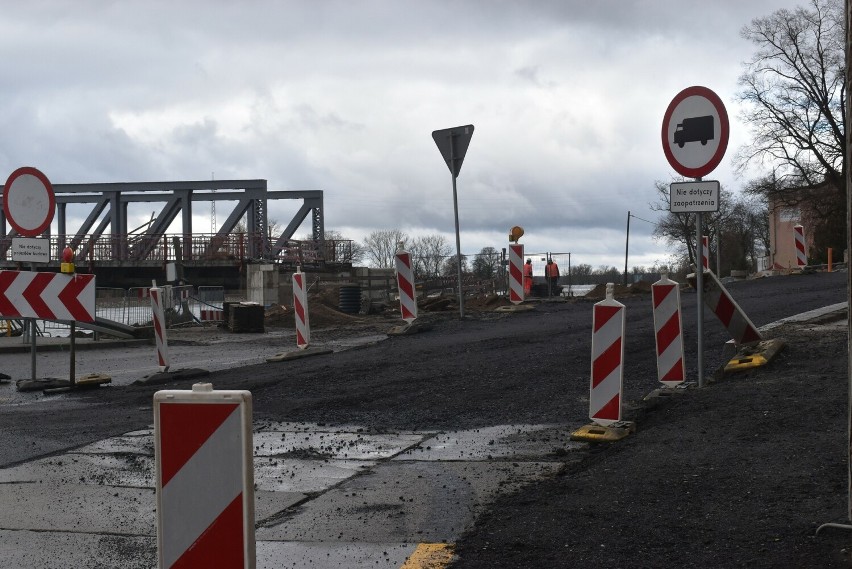 Budowa ronda przy moście w Krośnie Odrzańskim.