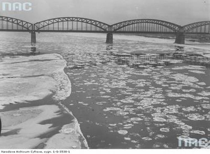 Most Średnicowy 1937

Most kolejowy nad Wisłą leżący na...