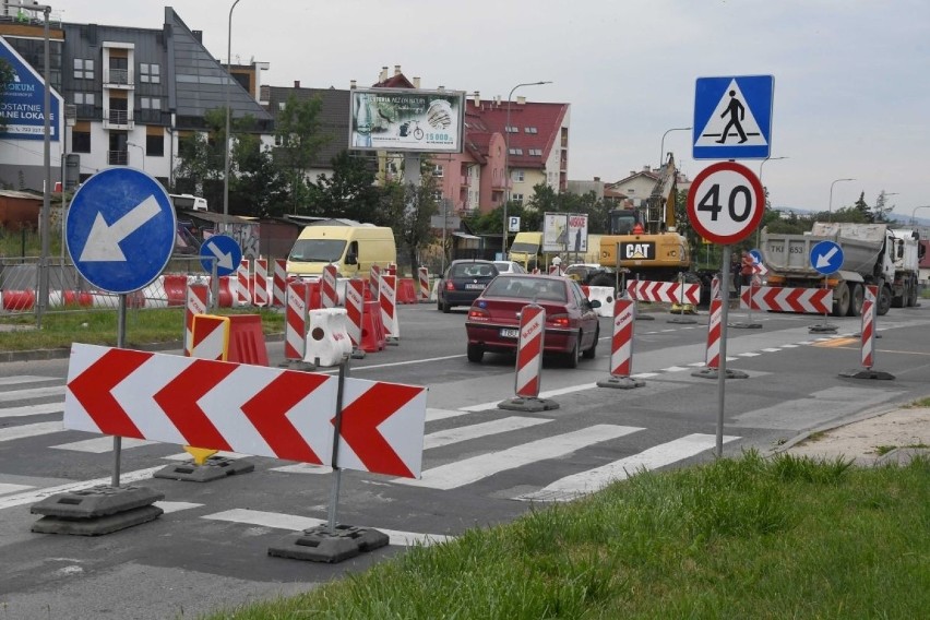 Uwaga kierowcy! Duże utrudnienia w centrum Kielc. Zamknięta jezdnia Warszawskiej. Zobacz zdjęcia 