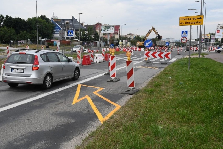 Uwaga kierowcy! Duże utrudnienia w centrum Kielc. Zamknięta jezdnia Warszawskiej. Zobacz zdjęcia 