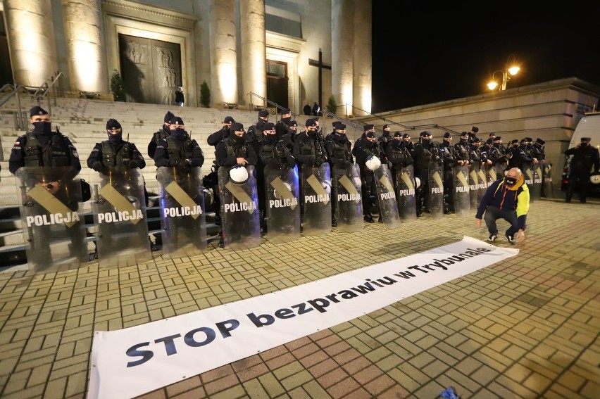 Strajk kobiet w Katowicach. Doszło do przepychanek. Policja zatrzymała kilka osób. Zdjęcia z soboty 24.10.2020