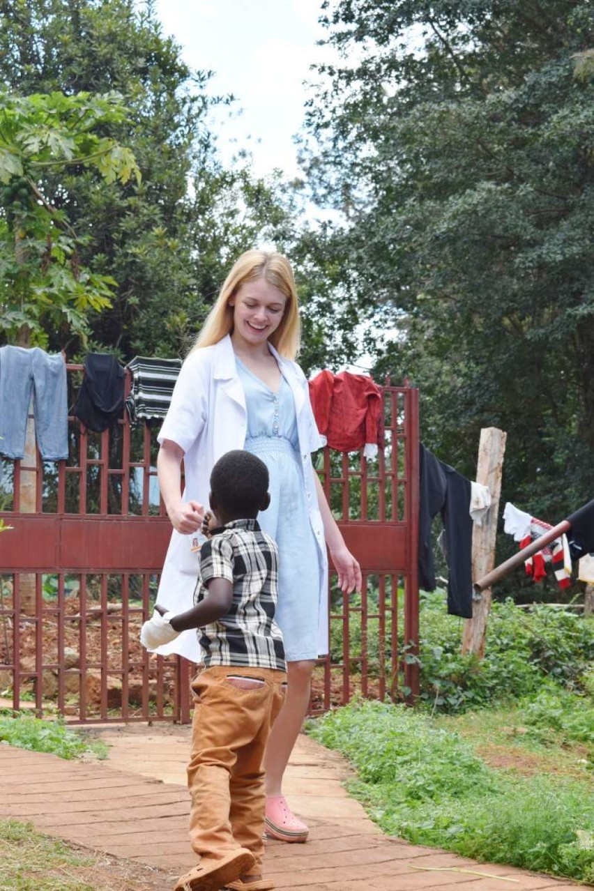 Monika Sypniewska ze Zdziechowy wróciła z misji medycznej w Kenii