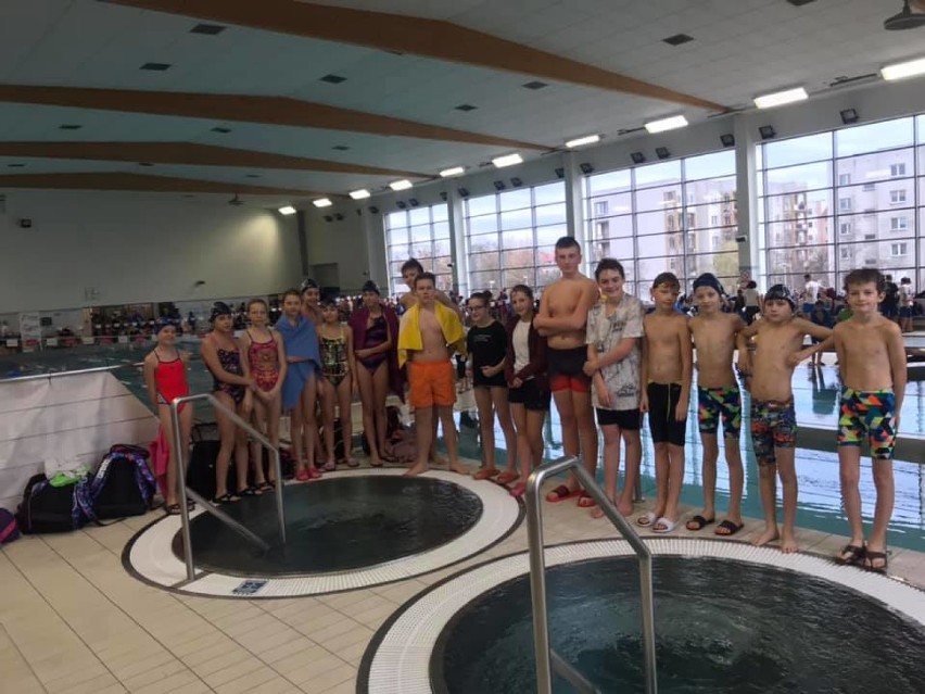 Młodzi pływacy z Wągrowca przywieźli z zawodów aż 23 medale! 