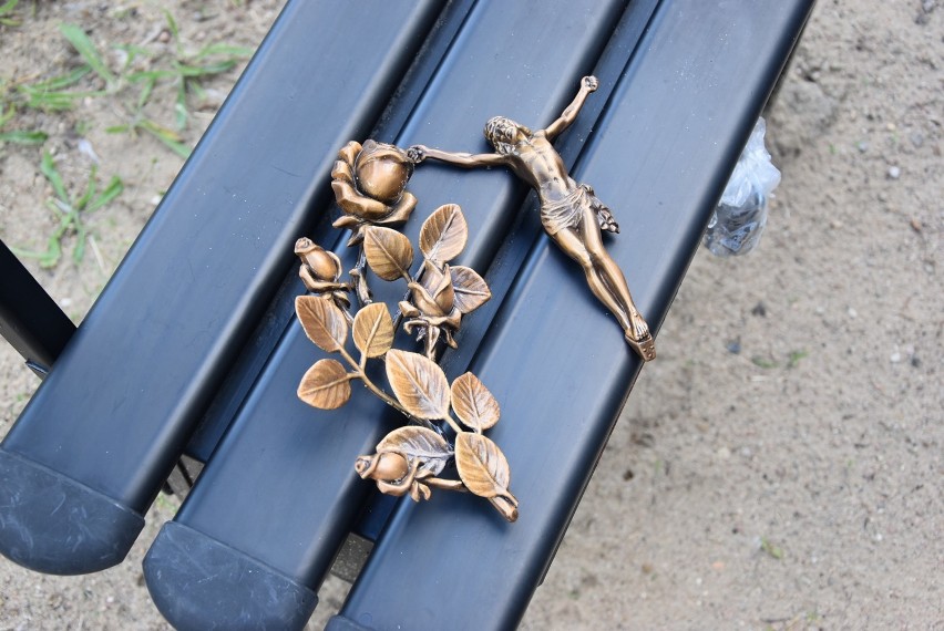 Nie mają żadnych świętości. Jedni zdewastowali groby, inni pili w kościele i oddawali mocz na krzyż! 