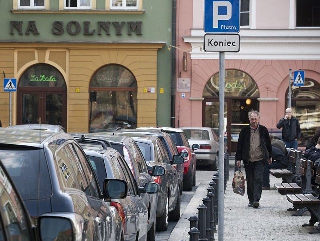 Po zmianie organizacji ruchu w rejonie placu Solnego liczba miejsc parkingowych zmniejszyła się o 137