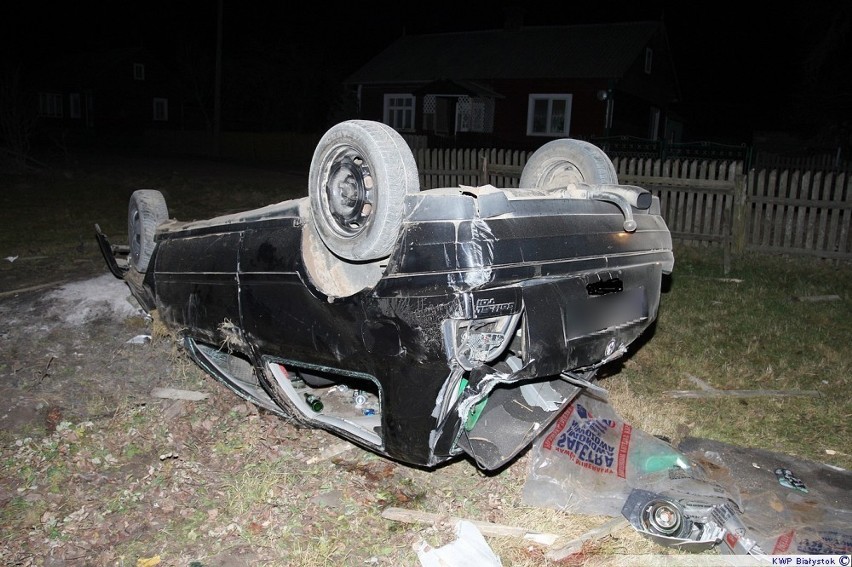 Koryciny: Pijany kierowca uderzył w słup i dachował [zdjęcia]