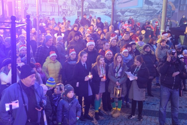 Mieszkańcy Nowej Soli tradycyjnie spotkali się na placu Wyzwolenia z okazji miejskiej wigilii w niedzielę, 22 grudnia 2019 roku. Były świąteczne występy, życzenia oraz barszcz i pierogi. 


Najpierw wystąpiły dzieci z Nowosolskiego Domu Kultury, później zespół śpiewaczy „Wrzosy” oraz młodzież z warsztatów Terapii Zajęciowej. Akompaniował Dariusz Cetner. 
Przedstawiciele władz miasta i powiatu, wśród których znalazł się były prezydent miasta, a obecnie senator RP, Wadim Tyszkiewicz, złożyli życzenia, a następne dzielili się opłatkiem. 
Radni miasta częstowali mieszkańców pierogami i barszczem. Rozdawano także choinki. 
Na zakończenie z oryginalnymi aranżacjami kolęd wystąpił zespół „Nadija”. 
Ciepłą atmosferę między uczestnikami tego zdarzenia podkreślała nietypowa jak na tę porę roku wiosenna pogoda.