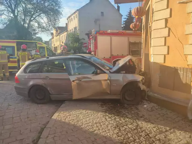 W centrum Międzyrzecza samochód wypadł z drogi i uderzył w budynek.