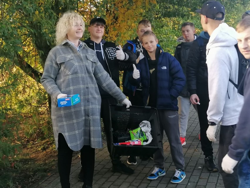 Uczniowie złotowskiego rolniczaka przyłączyli się do akcji #SprzątamyDlaPolski