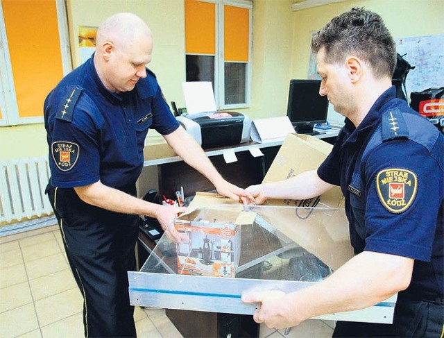 Jarosław Fiuk i Krzysztof Wolszczak, dyżurni straży miejskiej, w sobotni wieczór przyjęli w swojej siedzibie zabłąkaną papużkę nimfę.
